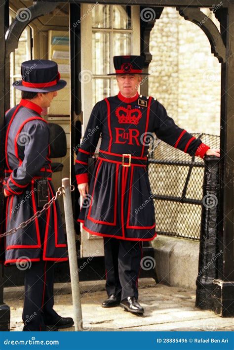 guardie torre di londra in costume tudor|Yeoman Beefeaters: I guardiani della Torre di Londra.